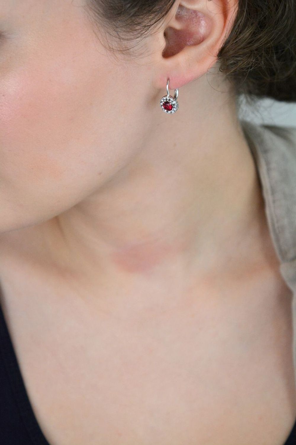 Eleganckie kolczyki wiszące damskie srebrne próba 925 zdobione czerwonymi i białymi cyrkoniami. Bigiel angielski, waga 2,80 g, długość 1,7 cm, szerokość 9 mm. Model DIA-KLC-10739-925.1.jpg