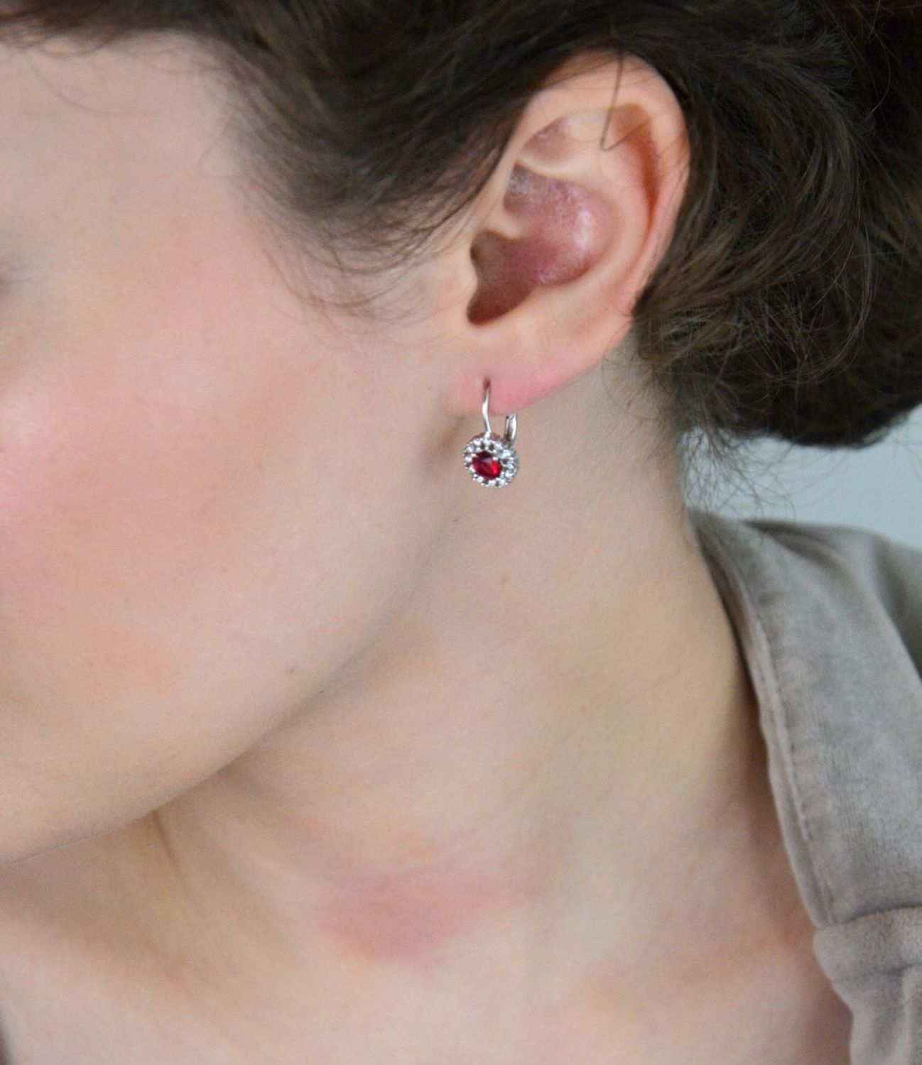 Eleganckie kolczyki wiszące damskie srebrne próba 925 zdobione czerwonymi i białymi cyrkoniami. Bigiel angielski, waga 2,80 g, długość 1,7 cm, szerokość 9 mm. Model DIA-KLC-10739-925.1.jpg