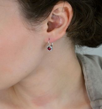 Eleganckie kolczyki wiszące damskie srebrne próba 925 zdobione czerwonymi i białymi cyrkoniami. Bigiel angielski, waga 2,80 g, długość 1,7 cm, szerokość 9 mm. Model DIA-KLC-10739-925 (1).JPG