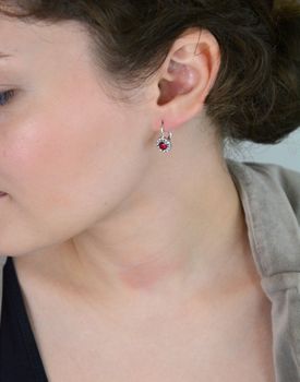 Eleganckie kolczyki wiszące damskie srebrne próba 925 zdobione czerwonymi i białymi cyrkoniami. Bigiel angielski, waga 2,80 g, długość 1,7 cm, szerokość 9 mm. Model DIA-KLC-10739-925 (2).JPG