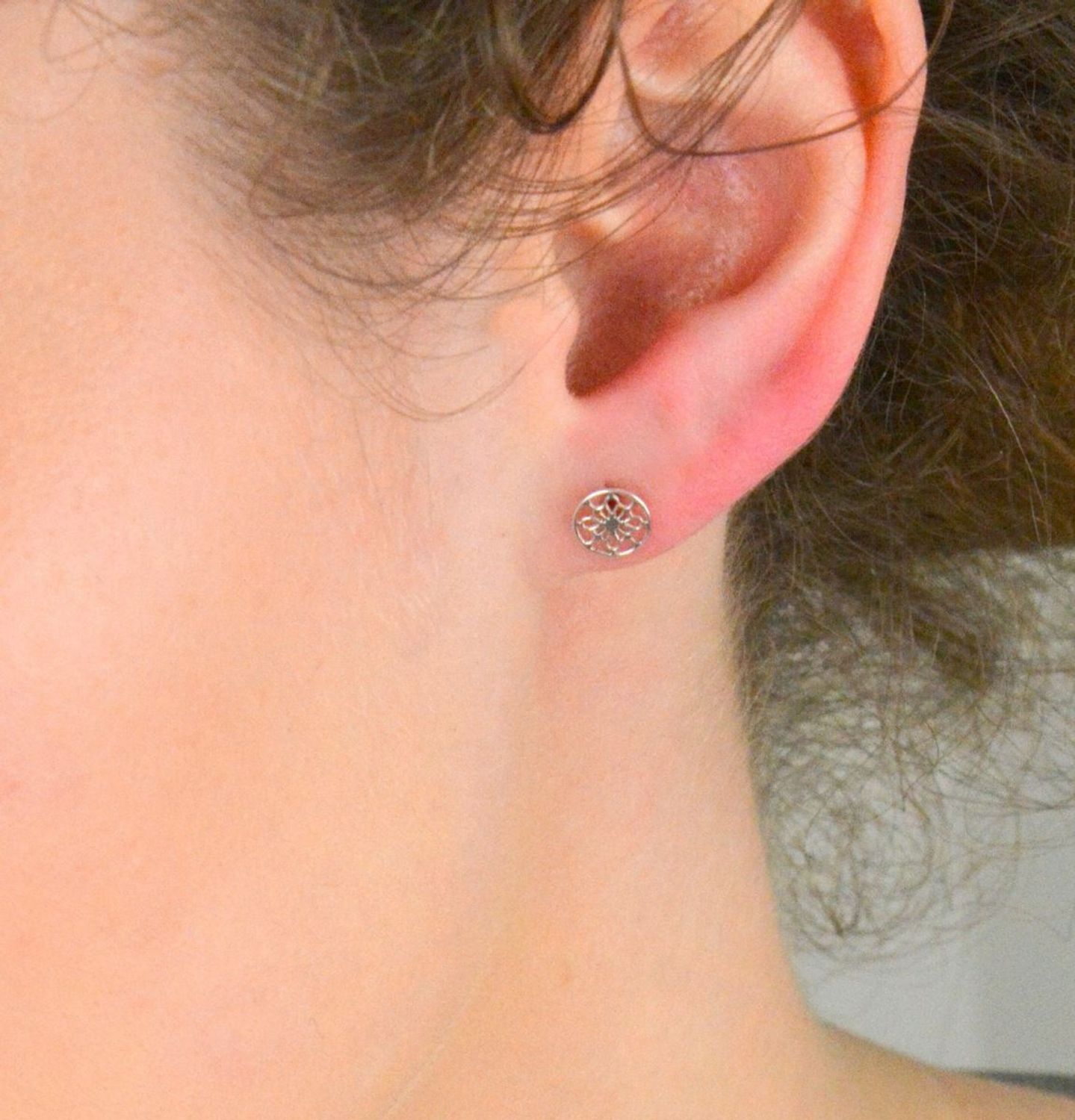 Kolczyki srebrne próba 925, blaszki okrągłe ażurowe DIA-KLC-10743-925 Zanurz się w świecie delikatności i klasy z kolczykami wykonanymi ze srebra najwyższej próby 925. 1.jpg