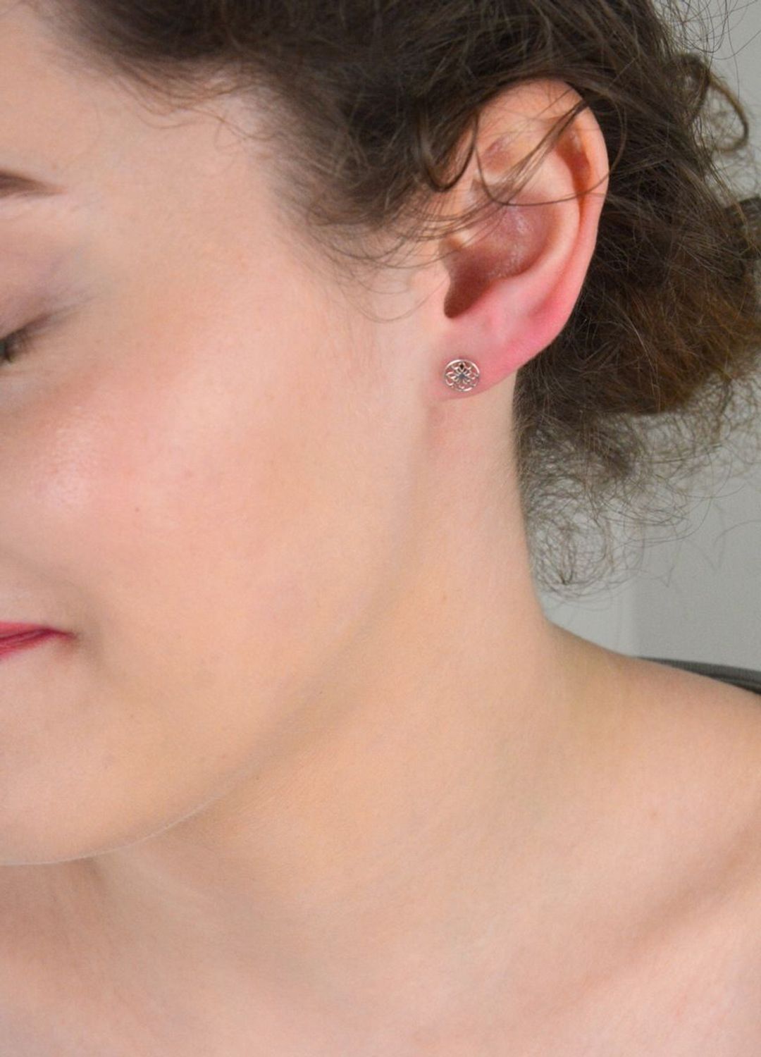 Kolczyki srebrne próba 925, blaszki okrągłe ażurowe DIA-KLC-10743-925 Zanurz się w świecie delikatności i klasy z kolczykami wykonanymi ze srebra najwyższej próby 925. 1.jpg