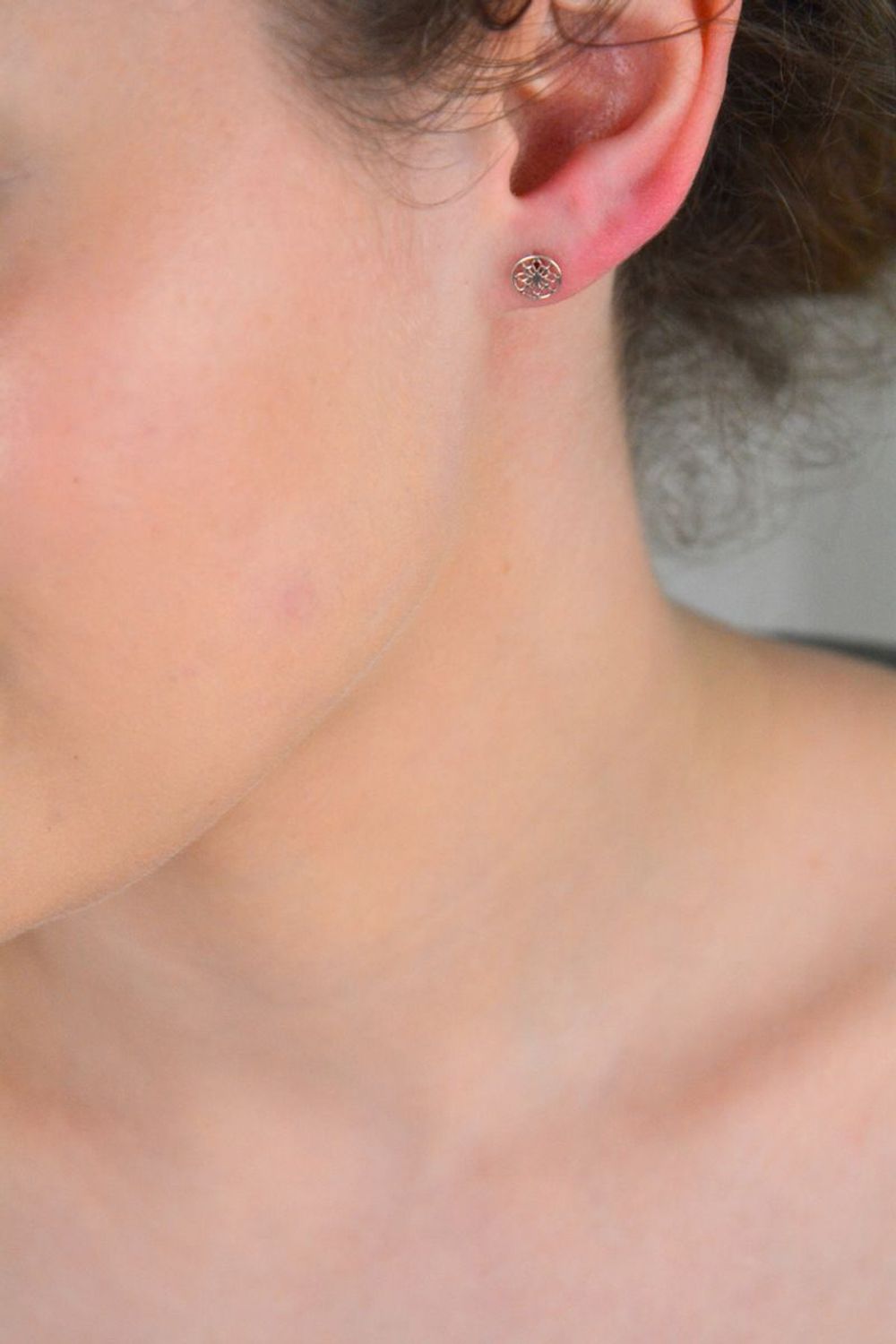 Kolczyki srebrne próba 925, blaszki okrągłe ażurowe DIA-KLC-10743-925 Zanurz się w świecie delikatności i klasy z kolczykami wykonanymi ze srebra najwyższej próby 925. 1.jpg