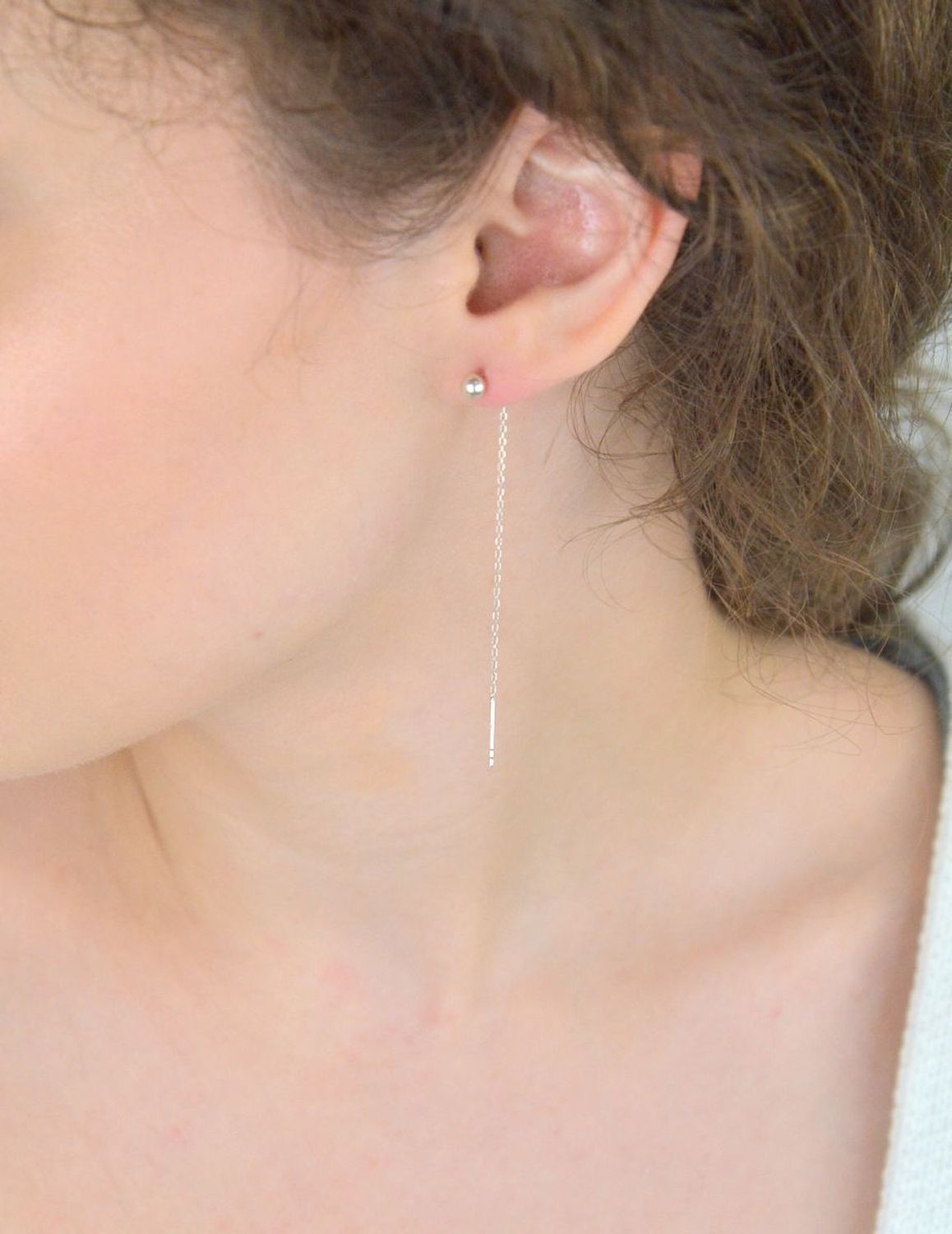 Kolczyki damskie DIA-KLC-10746-925 – delikatne srebrne łańcuszki przekładane przez ucho, zakończone kuleczką. Próba 925, długość 7,0 cm, waga 0,60 g. Lekkość i nowoczesny styl w jednym.1.jpg