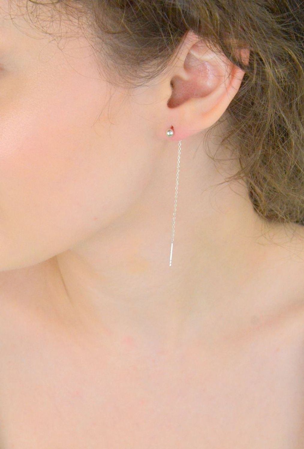 Kolczyki damskie DIA-KLC-10746-925 – delikatne srebrne łańcuszki przekładane przez ucho, zakończone kuleczką. Próba 925, długość 7,0 cm, waga 0,60 g. Lekkość i nowoczesny styl w jednym.1.jpg