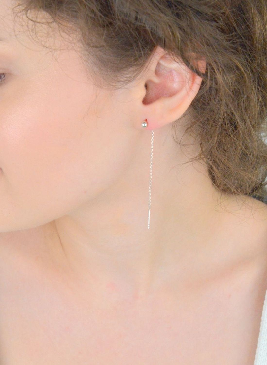 Kolczyki damskie DIA-KLC-10746-925 – delikatne srebrne łańcuszki przekładane przez ucho, zakończone kuleczką. Próba 925, długość 7,0 cm, waga 0,60 g. Lekkość i nowoczesny styl w jednym.1.jpg