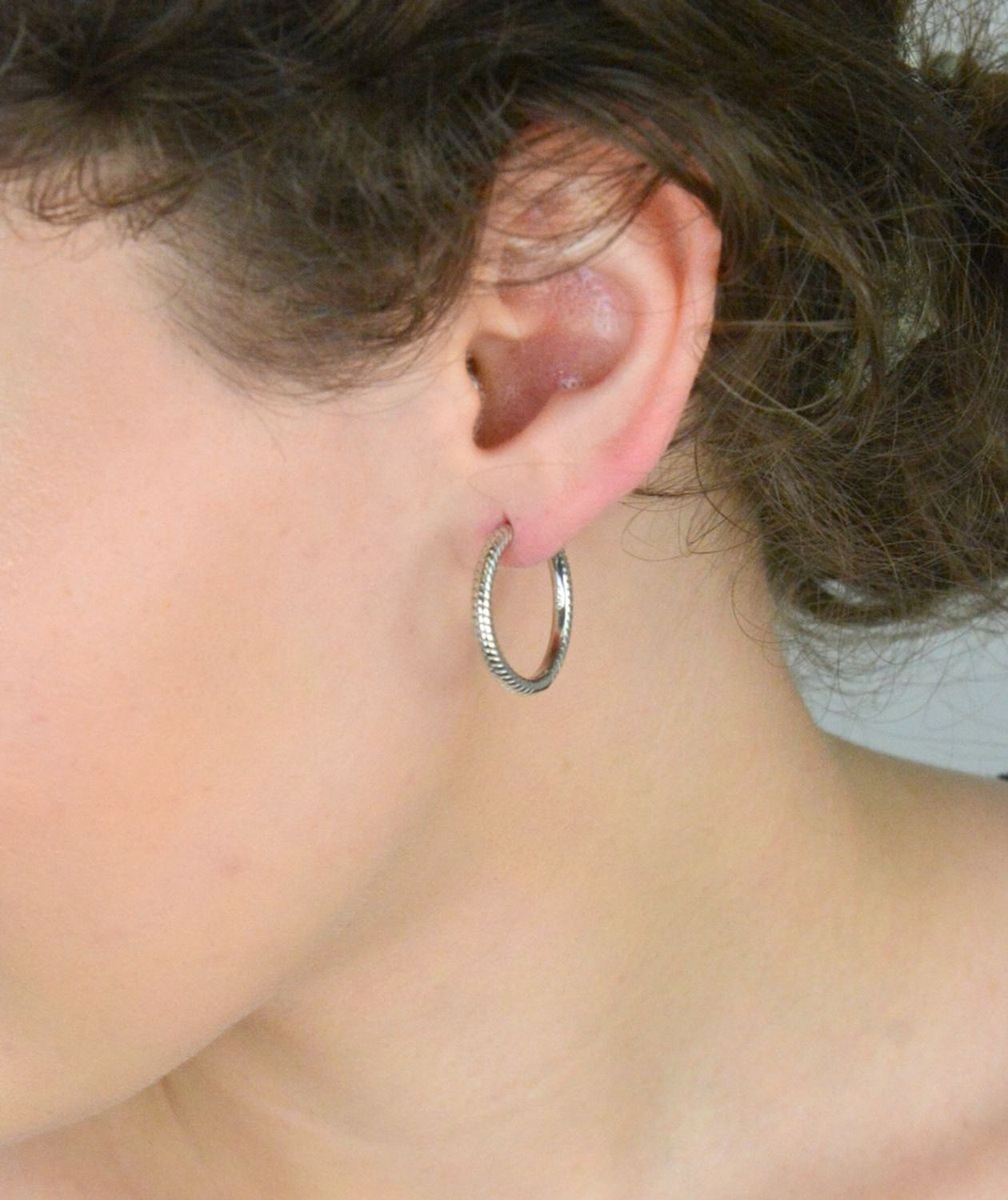 Kolczyki srebrne w kształcie kół, model DIA-KLC-10749-925, zdobione dekoracyjnym wzorem. Srebro próby 925, waga 5,70 g, średnica 2,2 cm, grubość 3 mm. Stylowy wybór na każdą okazję.1.jpg