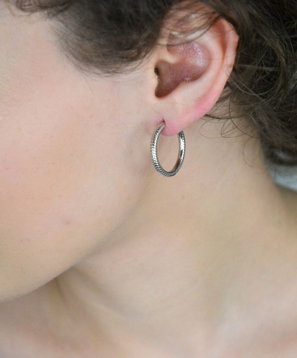 Kolczyki srebrne w kształcie kół, model DIA-KLC-10749-925, zdobione dekoracyjnym wzorem. Srebro próby 925, waga 5,70 g, średnica 2,2 cm, grubość 3 mm. Stylowy wybór na każdą okazję.1.jpg