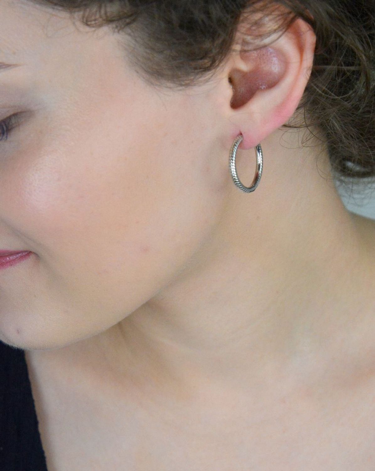 Kolczyki srebrne w kształcie kół, model DIA-KLC-10749-925, zdobione dekoracyjnym wzorem. Srebro próby 925, waga 5,70 g, średnica 2,2 cm, grubość 3 mm. Stylowy wybór na każdą okazję.1.jpg