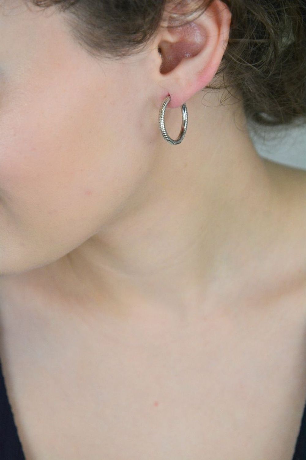 Kolczyki srebrne w kształcie kół, model DIA-KLC-10749-925, zdobione dekoracyjnym wzorem. Srebro próby 925, waga 5,70 g, średnica 2,2 cm, grubość 3 mm. Stylowy wybór na każdą okazję.1.jpg