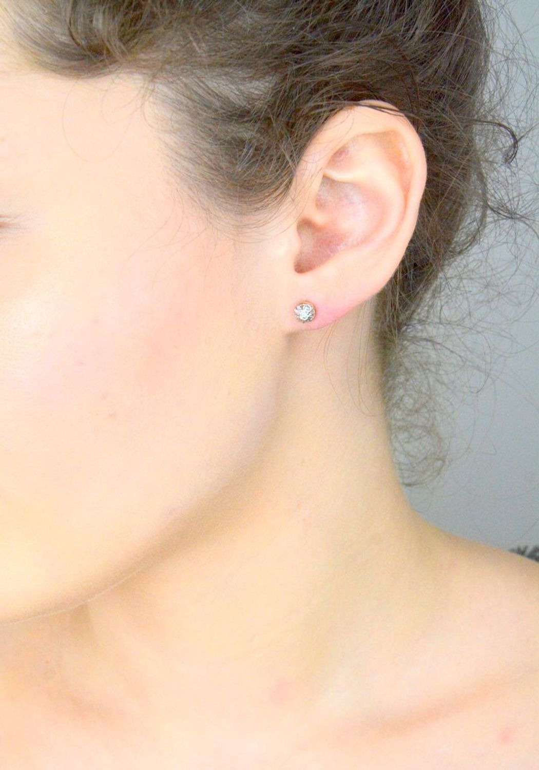 Kolczyki złote w cyrkonie białe pr 585, DIA-KLC-1075-585 Stylowe kolczyki wykonane z wysokiej jakości złota próby 585. Kolczyki mają okrągły kształt z białymi cyrkoniami1.jpg