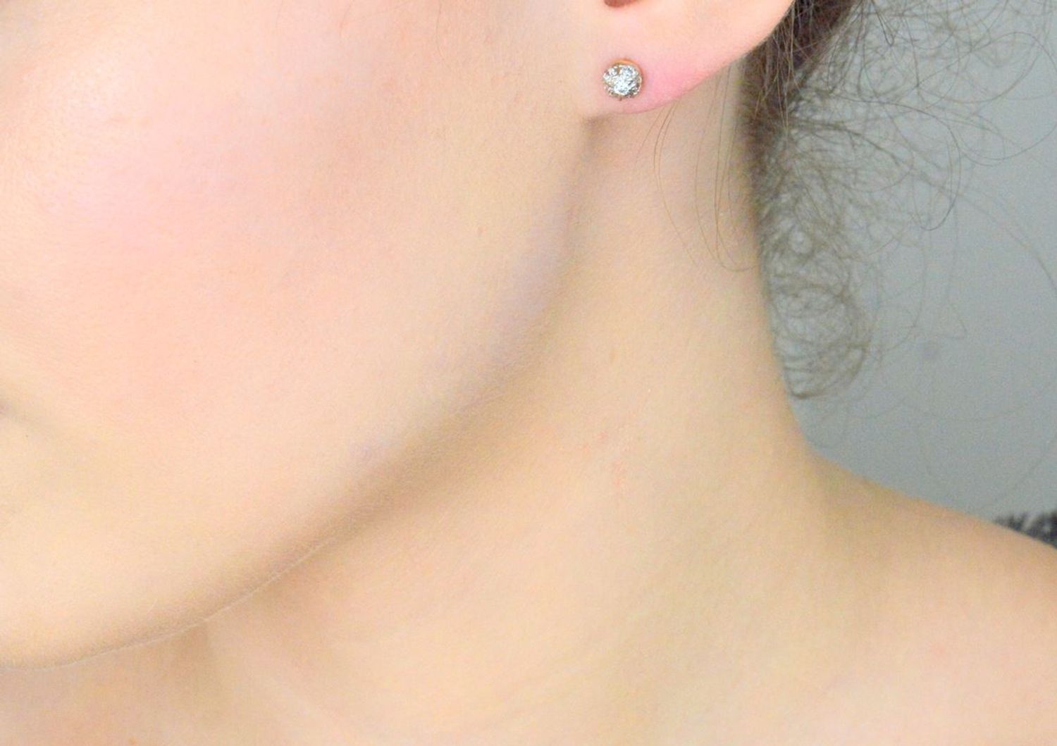 Kolczyki złote w cyrkonie białe pr 585, DIA-KLC-1075-585 Stylowe kolczyki wykonane z wysokiej jakości złota próby 585. Kolczyki mają okrągły kształt z białymi cyrkoniami1.jpg