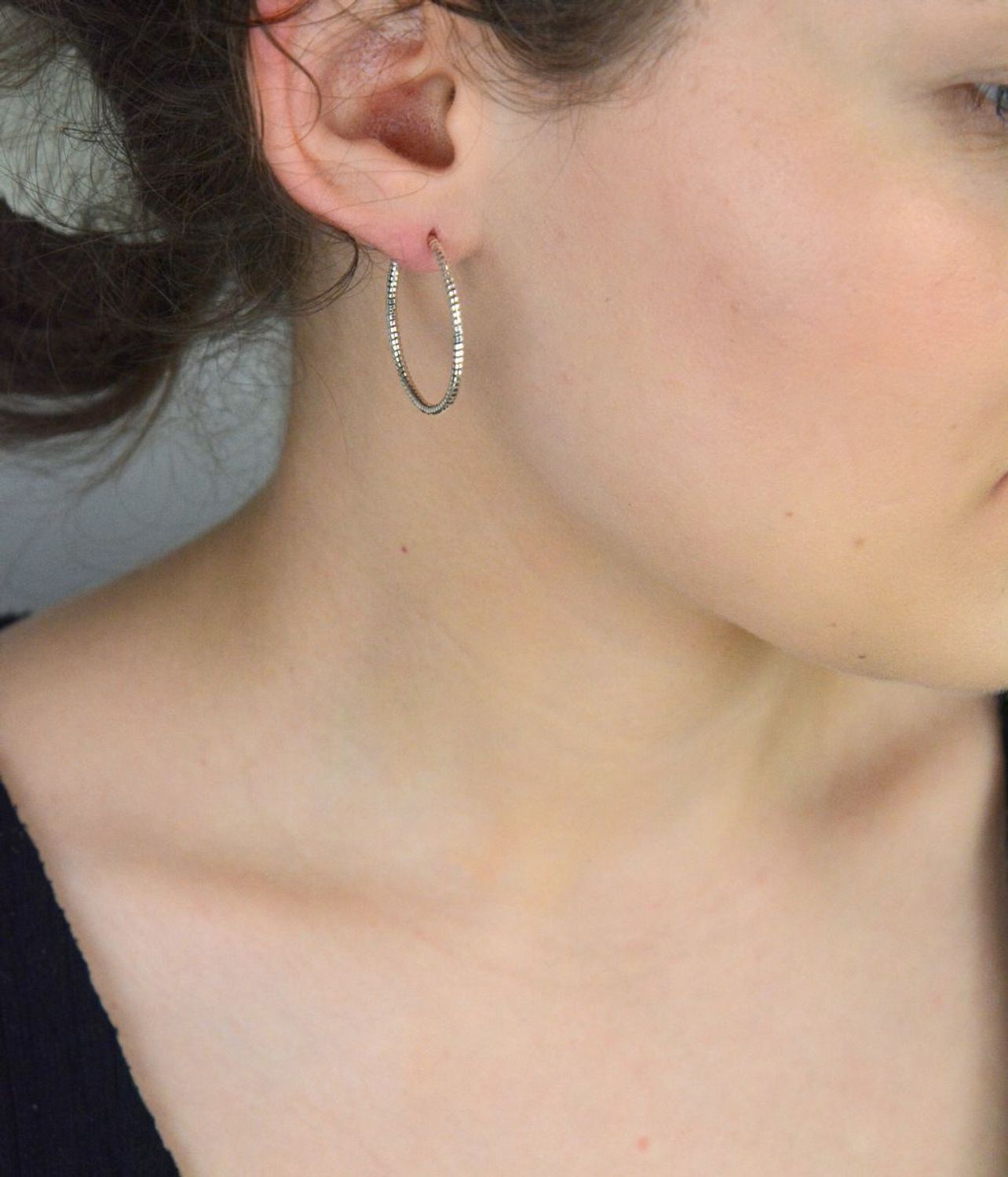 Kolczyki srebrne koła z ozdobnym wzorem, model DIA-KLC-10750-925. Srebro 925, zapięcie na sztyft, średnica 3,0 cm, waga 4,00 g. Stylowy dodatek na co dzień i na specjalne okazje..jpg