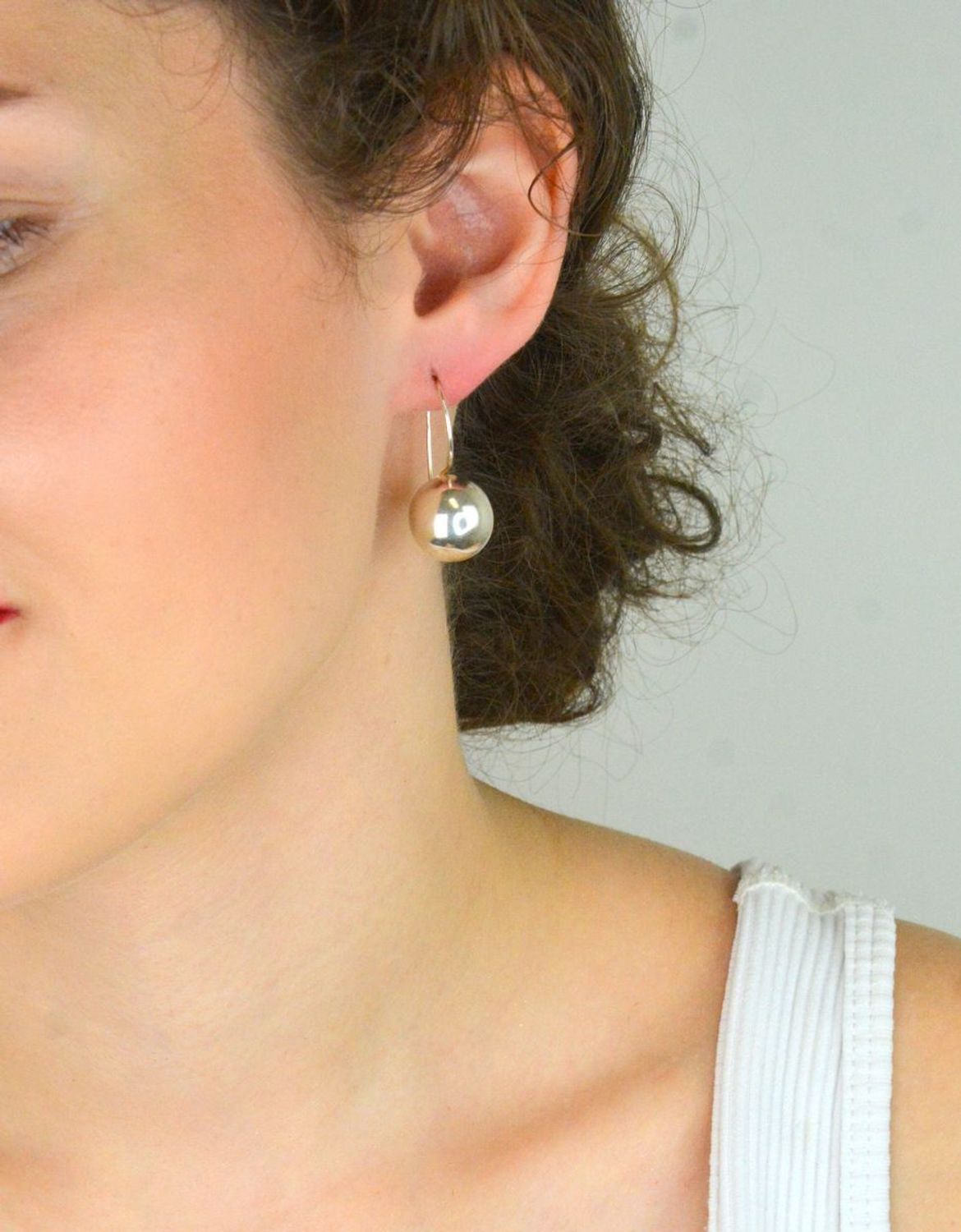 Eleganckie srebrne kolczyki damskie 925 – wiszące kulki o średnicy 15 mm z zapięciem typu bigiel. Ponadczasowy styl i wysoka jakość. Model DIA-KLC-10751-925, waga 6,40 g.1.jpg