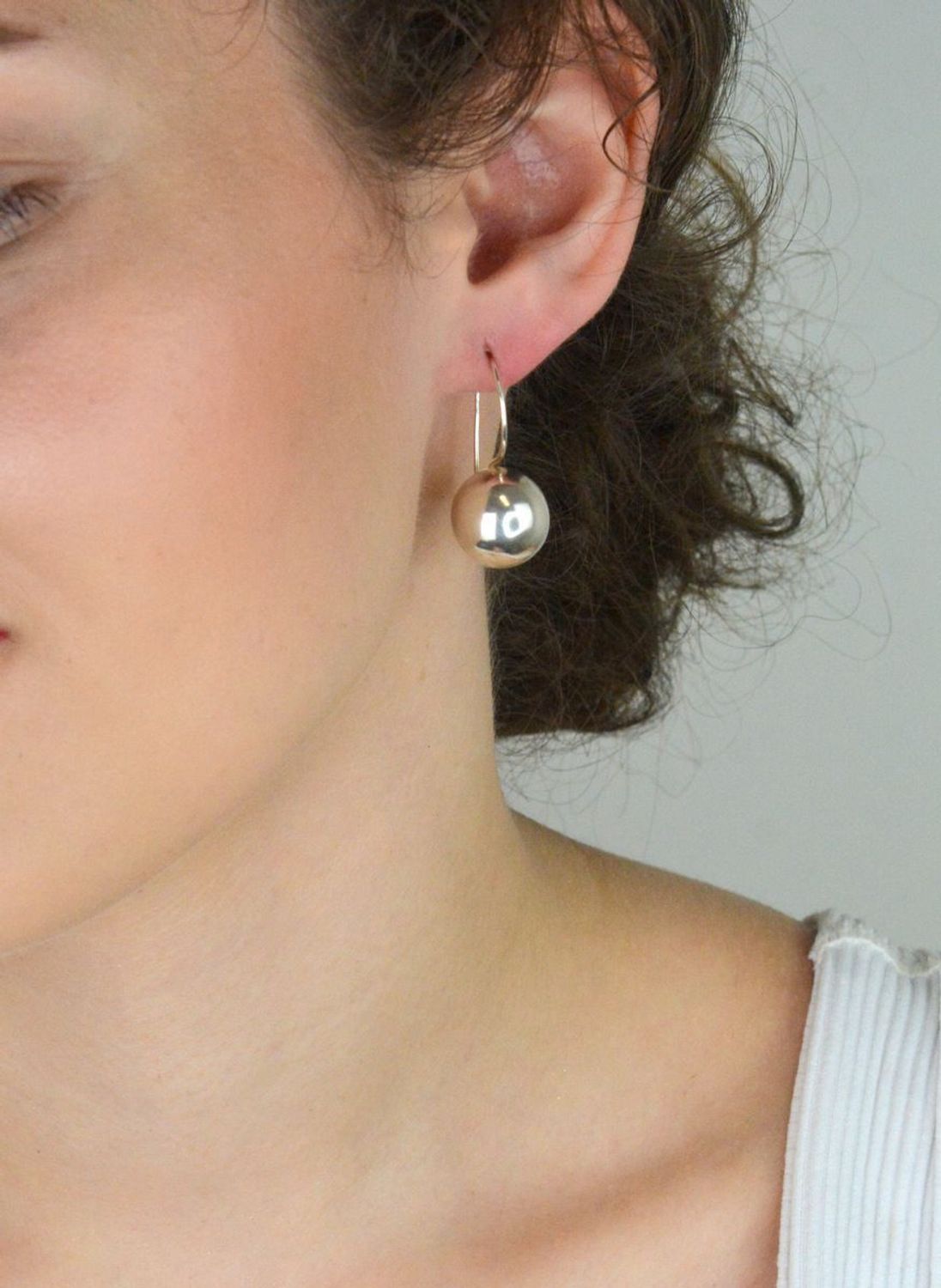 Eleganckie srebrne kolczyki damskie 925 – wiszące kulki o średnicy 15 mm z zapięciem typu bigiel. Ponadczasowy styl i wysoka jakość. Model DIA-KLC-10751-925, waga 6,40 g.1.jpg