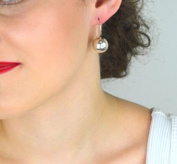 Eleganckie srebrne kolczyki damskie 925 – wiszące kulki o średnicy 15 mm z zapięciem typu bigiel. Ponadczasowy styl i wysoka jakość. Model DIA-KLC-10751-925, waga 6,40 g (1).JPG