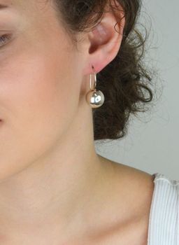 Eleganckie srebrne kolczyki damskie 925 – wiszące kulki o średnicy 15 mm z zapięciem typu bigiel. Ponadczasowy styl i wysoka jakość. Model DIA-KLC-10751-925, waga 6,40 g (6).JPG