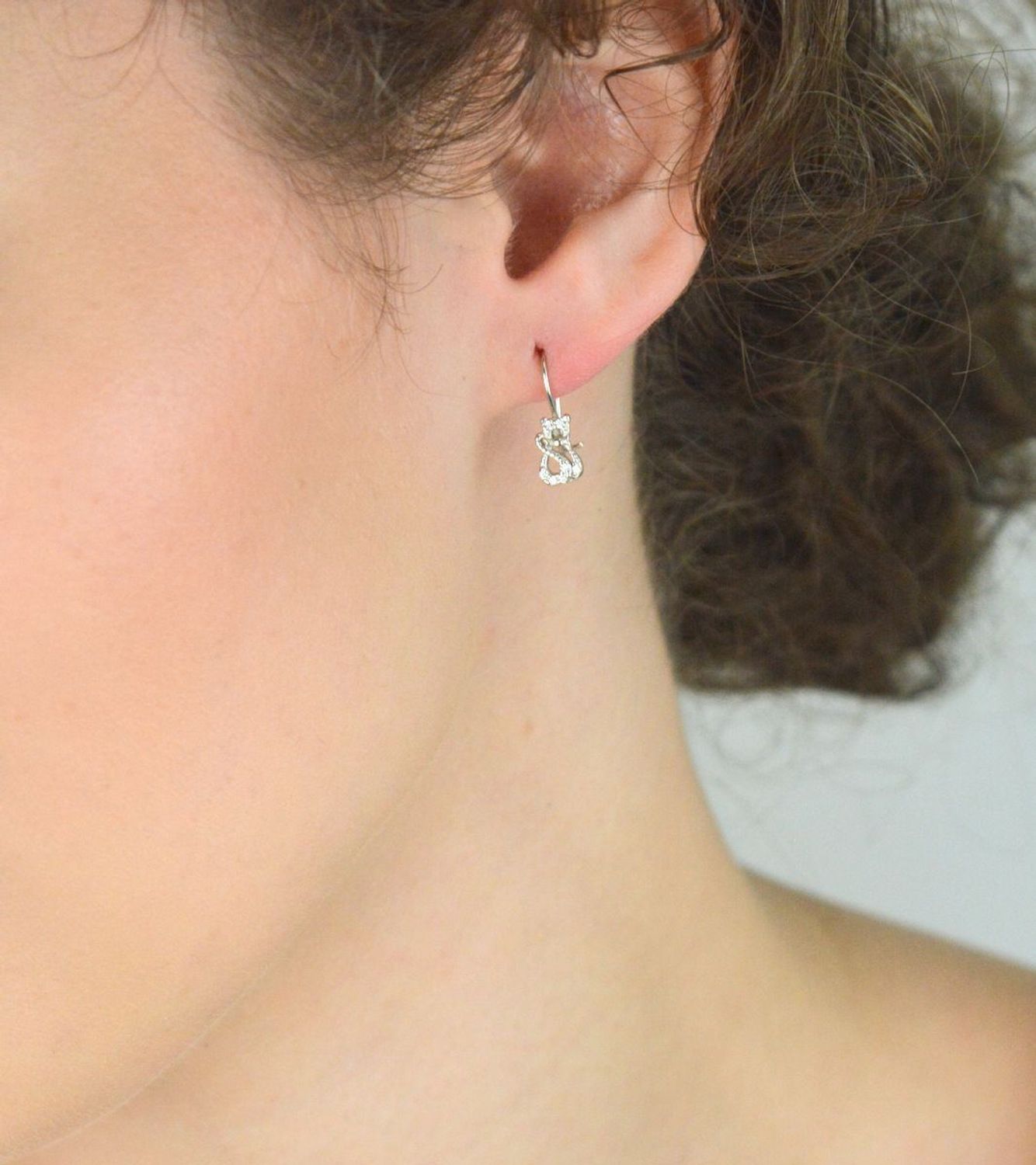 Urocze dziecięce kolczyki srebrne 925 w kształcie kotków z cyrkoniami, zapięcie bigiel. Model DIA-KLC-10752-925. Długość 1,6 cm, waga 1,00 g.1.jpg