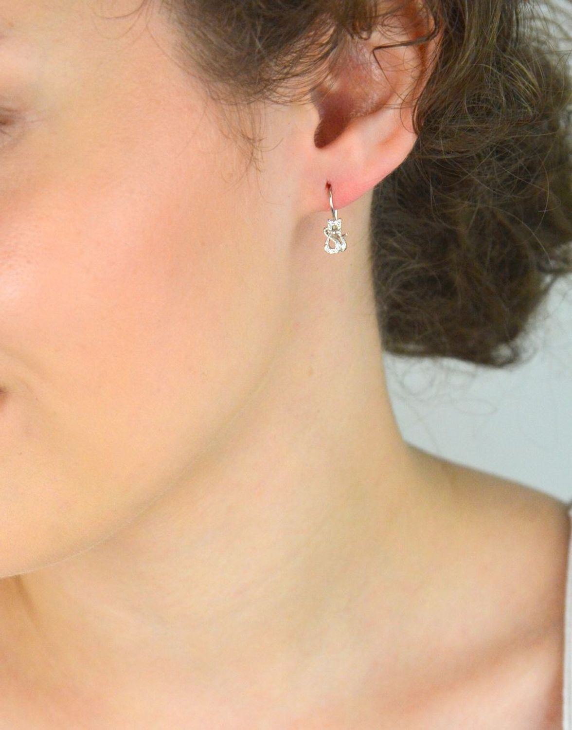 Urocze dziecięce kolczyki srebrne 925 w kształcie kotków z cyrkoniami, zapięcie bigiel. Model DIA-KLC-10752-925. Długość 1,6 cm, waga 1,00 g.1.jpg