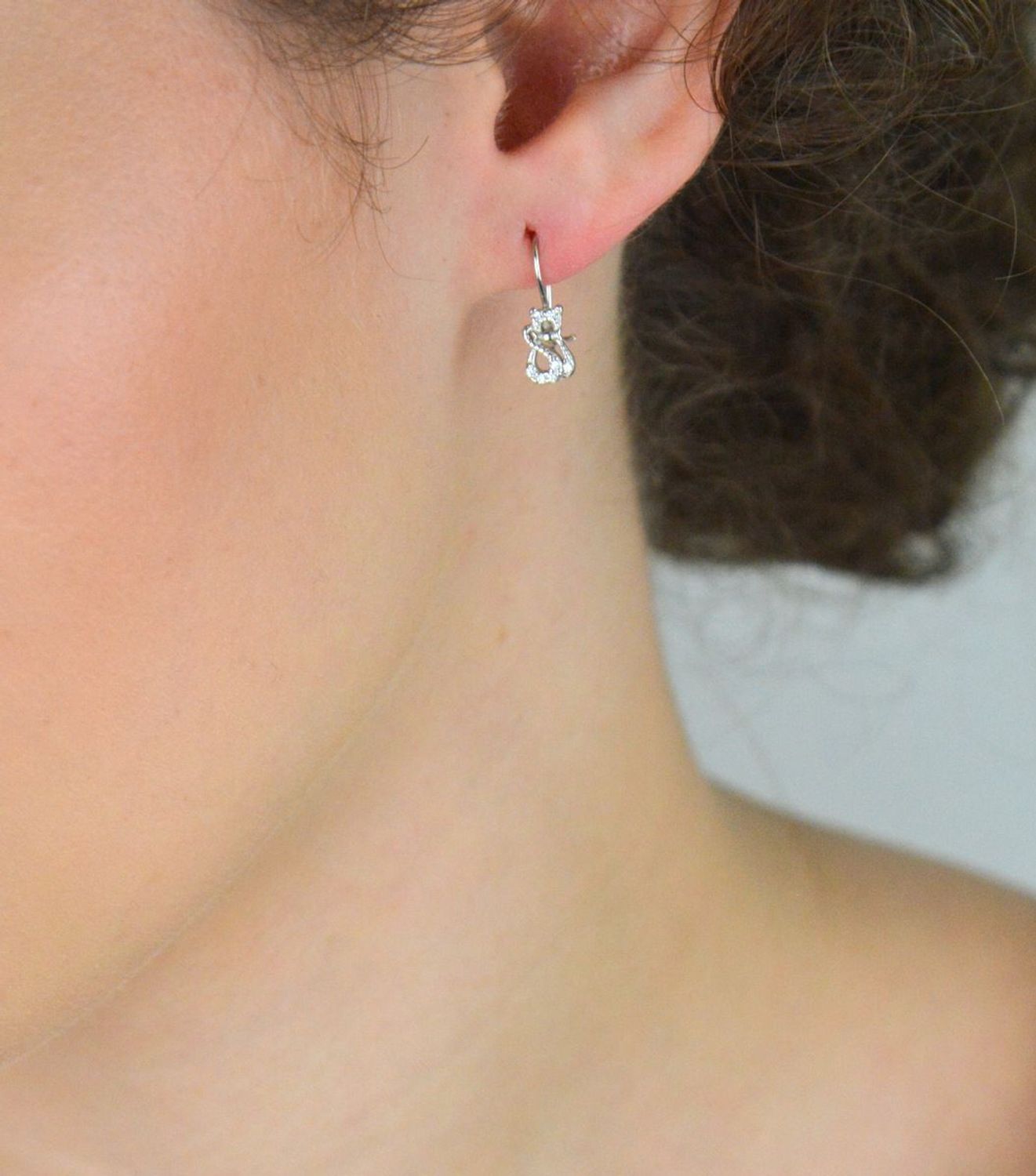 Urocze dziecięce kolczyki srebrne 925 w kształcie kotków z cyrkoniami, zapięcie bigiel. Model DIA-KLC-10752-925. Długość 1,6 cm, waga 1,00 g.1.jpg