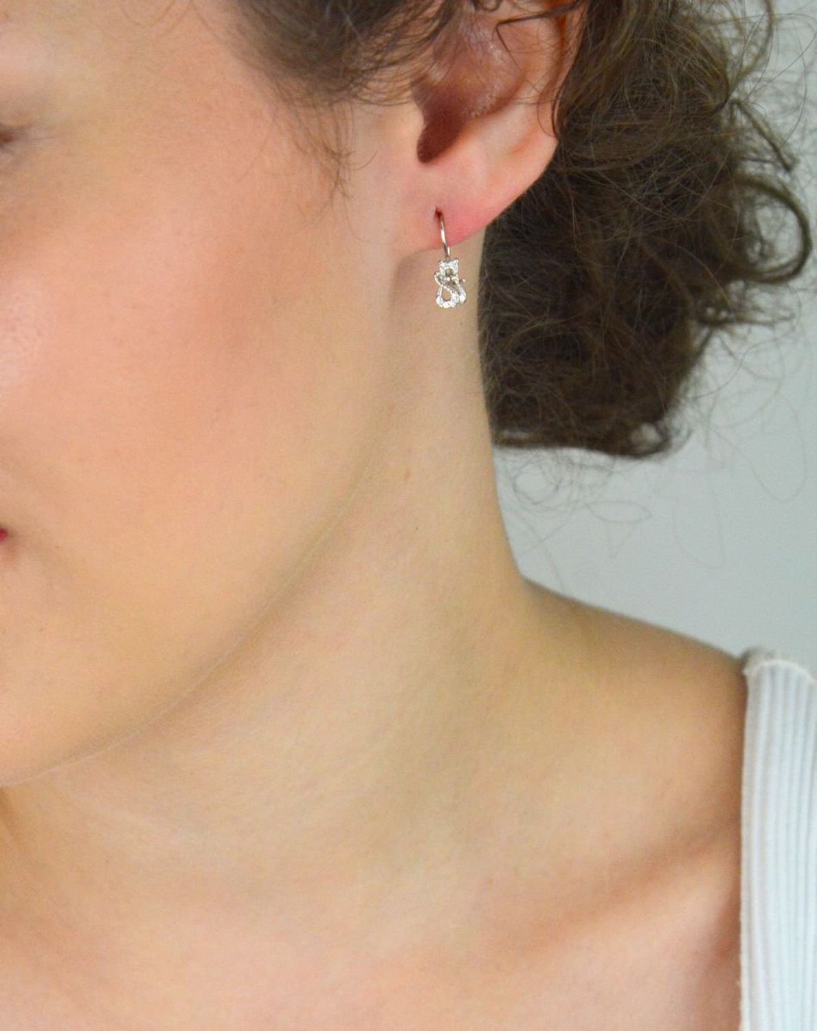 Urocze dziecięce kolczyki srebrne 925 w kształcie kotków z cyrkoniami, zapięcie bigiel. Model DIA-KLC-10752-925. Długość 1,6 cm, waga 1,00 g.1.jpg