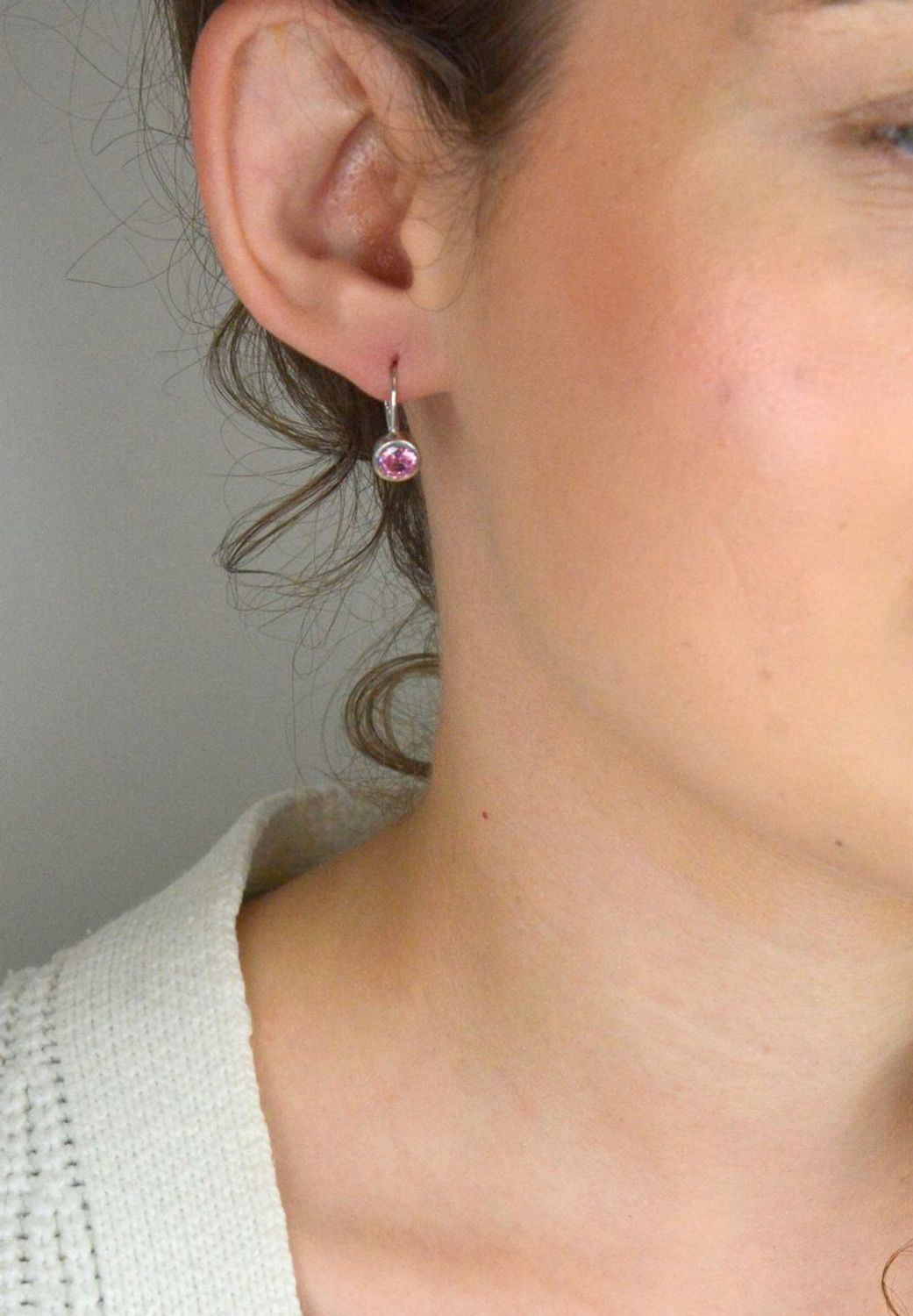 Eleganckie kolczyki srebrne damskie próba 925 z różową cyrkonią. Bigiel angielski, wygodne i oryginalne. Wielkość 1,8 cm, waga 2,20 g. Model DIA-KLC-10755-925.1.jpg