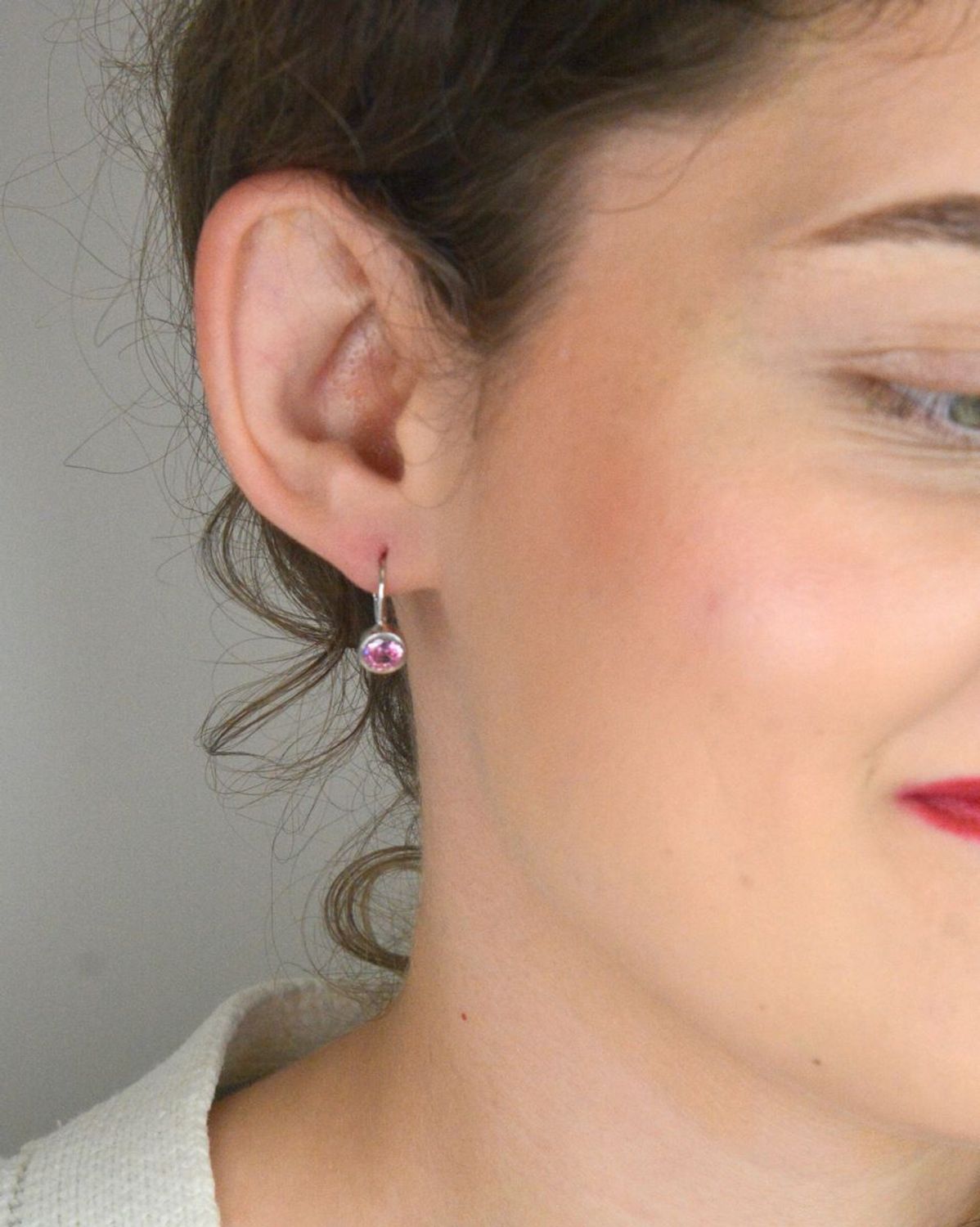 Eleganckie kolczyki srebrne damskie próba 925 z różową cyrkonią. Bigiel angielski, wygodne i oryginalne. Wielkość 1,8 cm, waga 2,20 g. Model DIA-KLC-10755-925.1.jpg