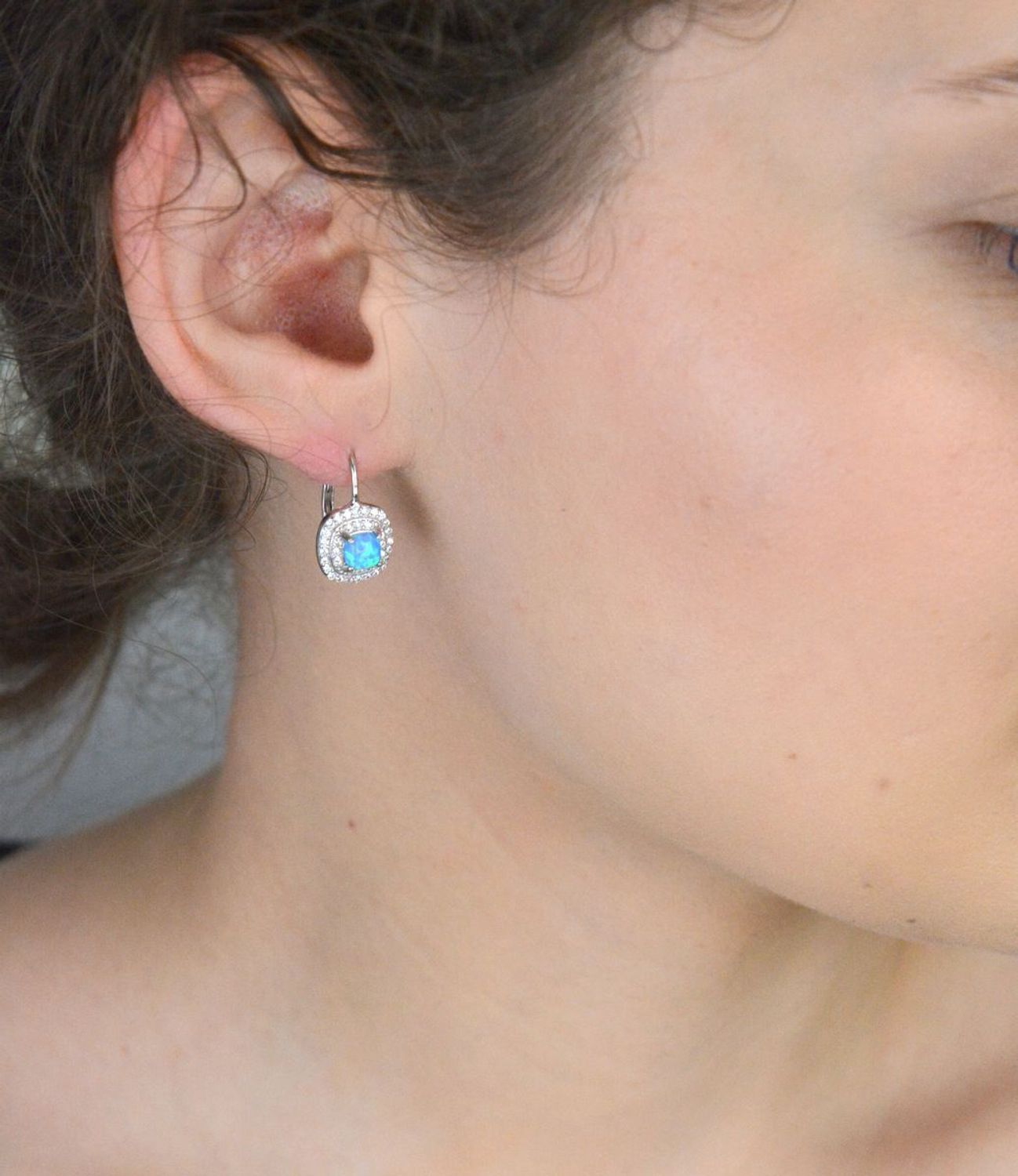 Kolczyki damskie srebrne DIA-KLC-10757-925 z niebieskim opalem i cyrkoniami. Próba 925, długość 2,0 cm, szerokość 1,0 cm, waga 3,00 g. Stylowa i subtelna biżuteria na co dzień1.jpg