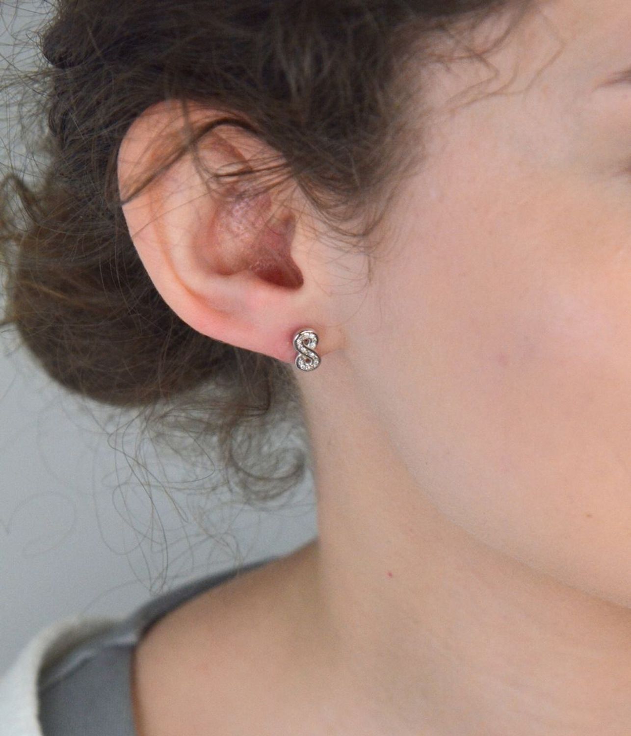 Kolczyki srebrne znak nieskończoności z cyrkonią próba 925, DIA-KLC-10758-925 Kolczyki srebrne z motywem znaku nieskończoności i lśniącą cyrkonią to elegancka propozycja dla kobiet1.jpg