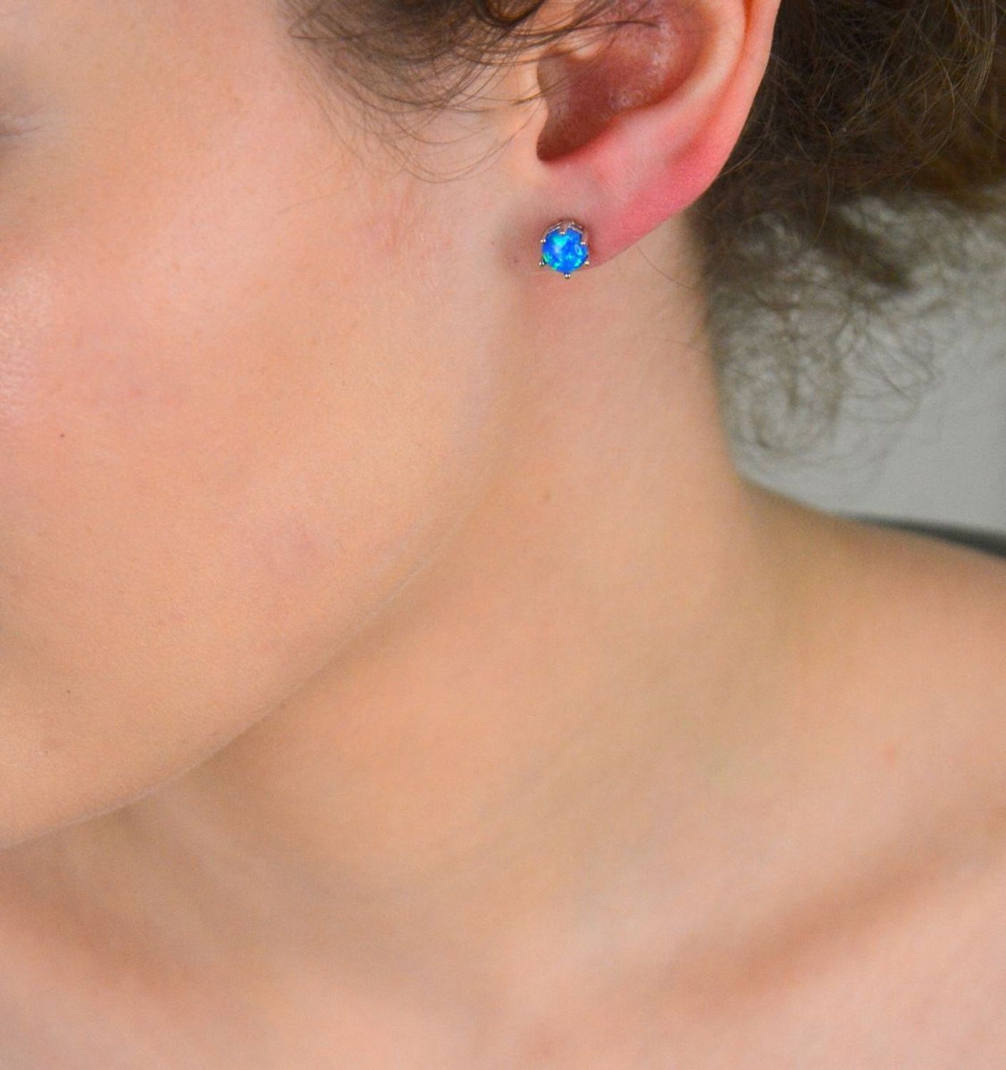 Kolczyki srebrne próba 925, opal syntetyczny niebieski DIA-KLC-10765-925 Olśniewające kolczyki z niebieskim opalem syntetycznym to połączenie elegancji, delikatnego blasku i nowoczesnej formy. 1.jpg