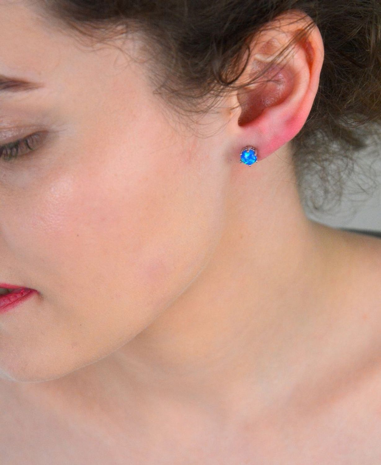 Kolczyki srebrne próba 925, opal syntetyczny niebieski DIA-KLC-10765-925 Olśniewające kolczyki z niebieskim opalem syntetycznym to połączenie elegancji, delikatnego blasku i nowoczesnej formy. 1.jpg