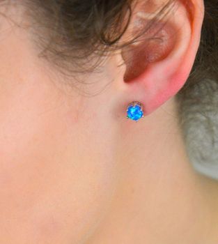 Kolczyki srebrne próba 925, opal syntetyczny niebieski DIA-KLC-10765-925 Olśniewające kolczyki z niebieskim opalem syntetycznym to połączenie elegancji, delikatnego blasku i nowoczesnej formy (1).JPG