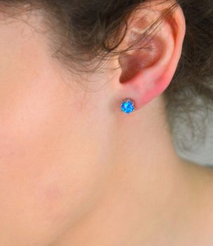 Kolczyki srebrne próba 925, opal syntetyczny niebieski DIA-KLC-10765-925 Olśniewające kolczyki z niebieskim opalem syntetycznym to połączenie elegancji, delikatnego blasku i nowoczesnej formy (4).JPG