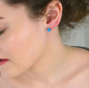 Kolczyki srebrne próba 925, opal syntetyczny niebieski DIA-KLC-10765-925 Olśniewające kolczyki z niebieskim opalem syntetycznym to połączenie elegancji, delikatnego blasku i nowoczesnej formy (5).JPG