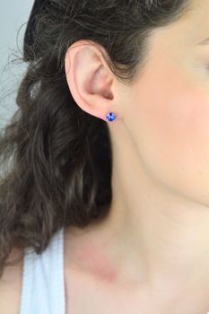 Srebrne kolczyki na wkrętkę z chabrową cyrkonią – srebro 925  Elegancka biżuteria (3).jpg