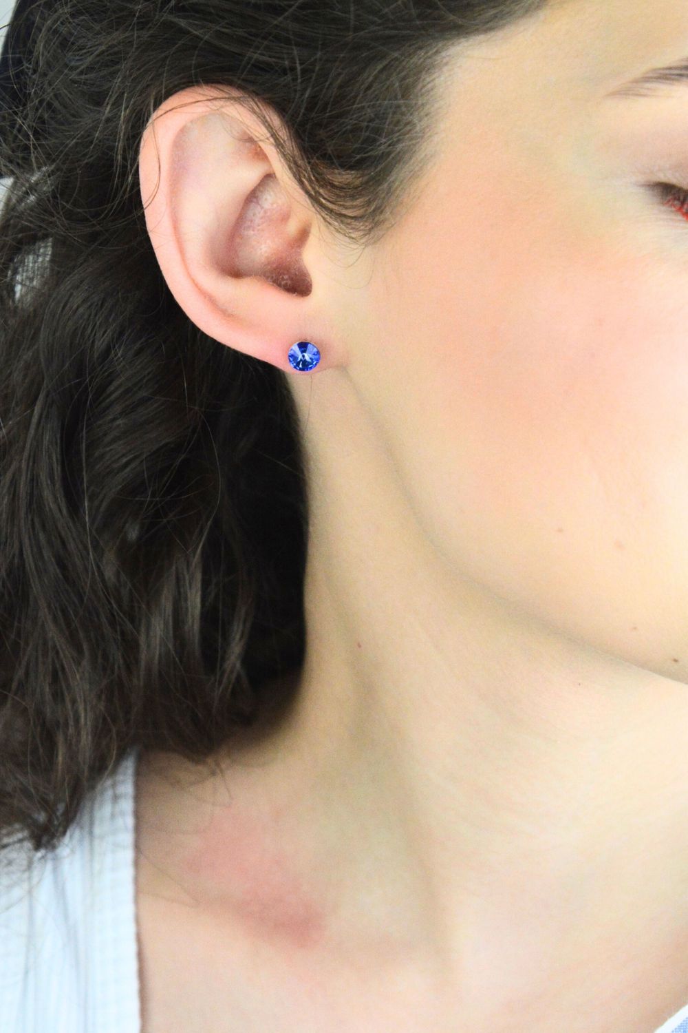 Subtelne srebrne kolczyki na wkrętkę z chabrową cyrkonią, wykonane ze srebra próby 925. Minimalistyczny, elegancki design idealny na co dzień i na wyjątkowe okazje.1.jpg