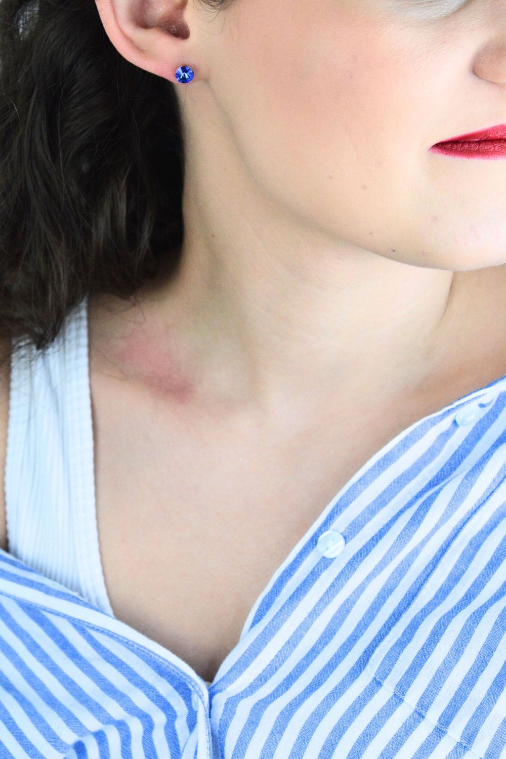 Subtelne srebrne kolczyki na wkrętkę z chabrową cyrkonią, wykonane ze srebra próby 925. Minimalistyczny, elegancki design idealny na co dzień i na wyjątkowe okazje.1.jpg