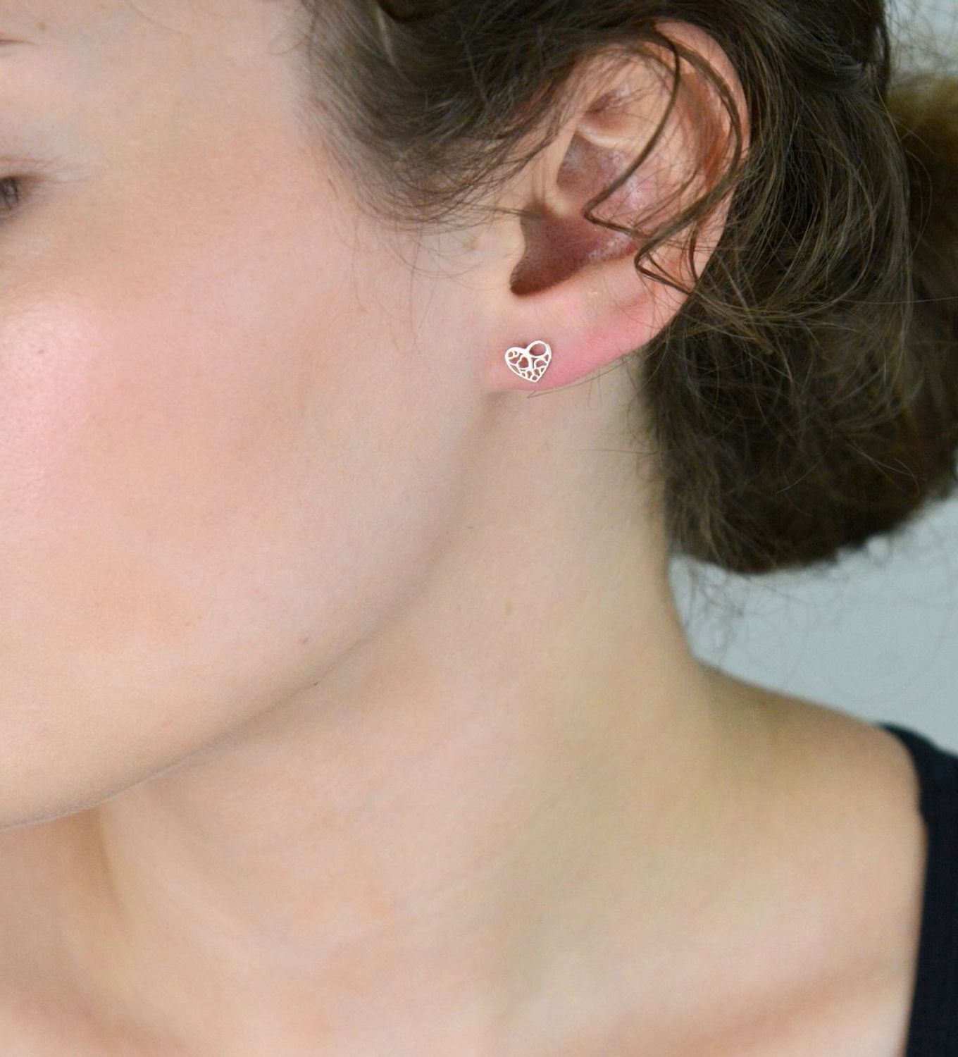 Delikatne kolczyki damskie wykonane ze srebra próby 925 w kształcie ażurowych serduszek. Zapięcie na sztyft, wielkość 7 mm, waga 0,60 g. Model DIA-KLC-10768-925.1.jpg