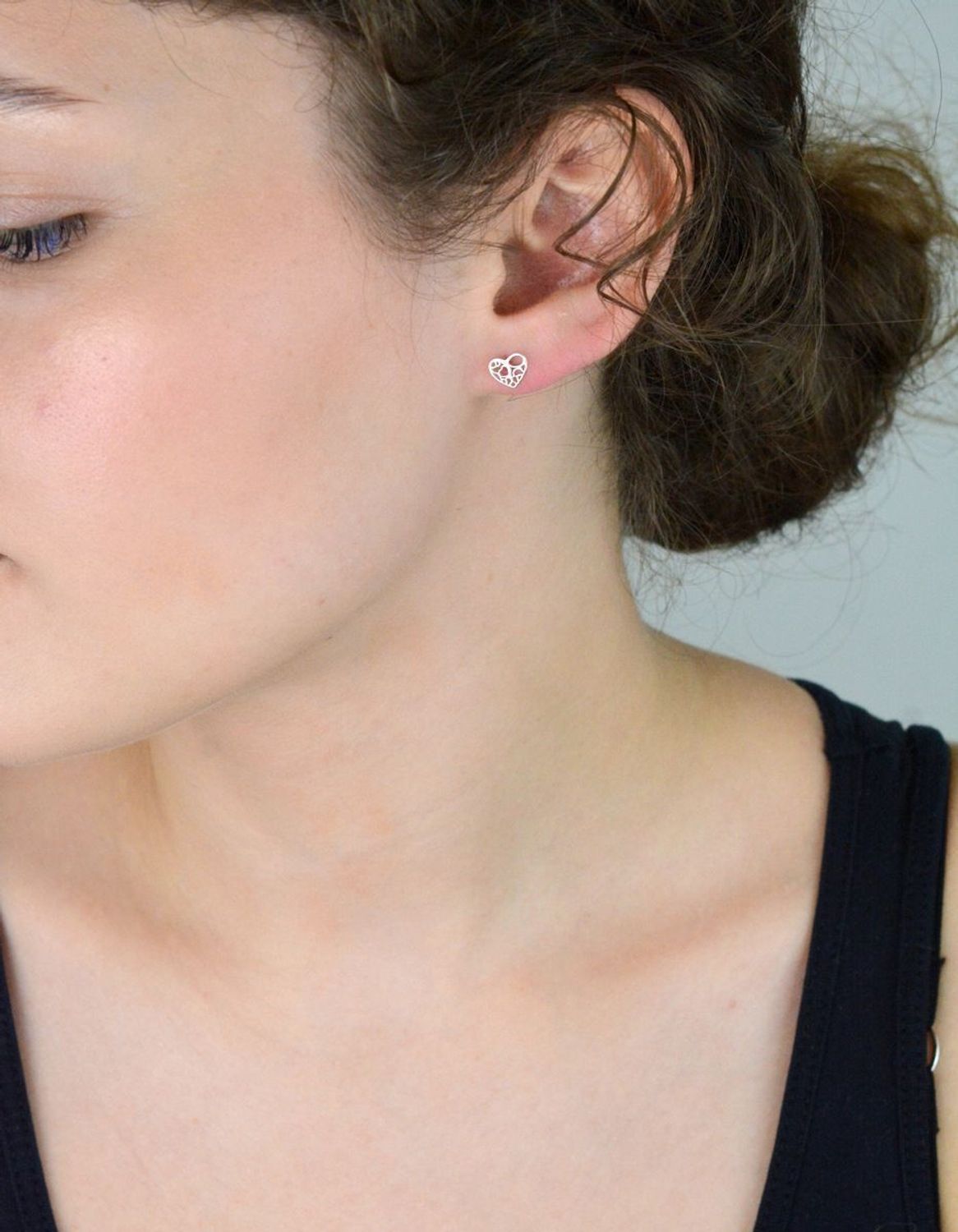 Delikatne kolczyki damskie wykonane ze srebra próby 925 w kształcie ażurowych serduszek. Zapięcie na sztyft, wielkość 7 mm, waga 0,60 g. Model DIA-KLC-10768-925.1.jpg