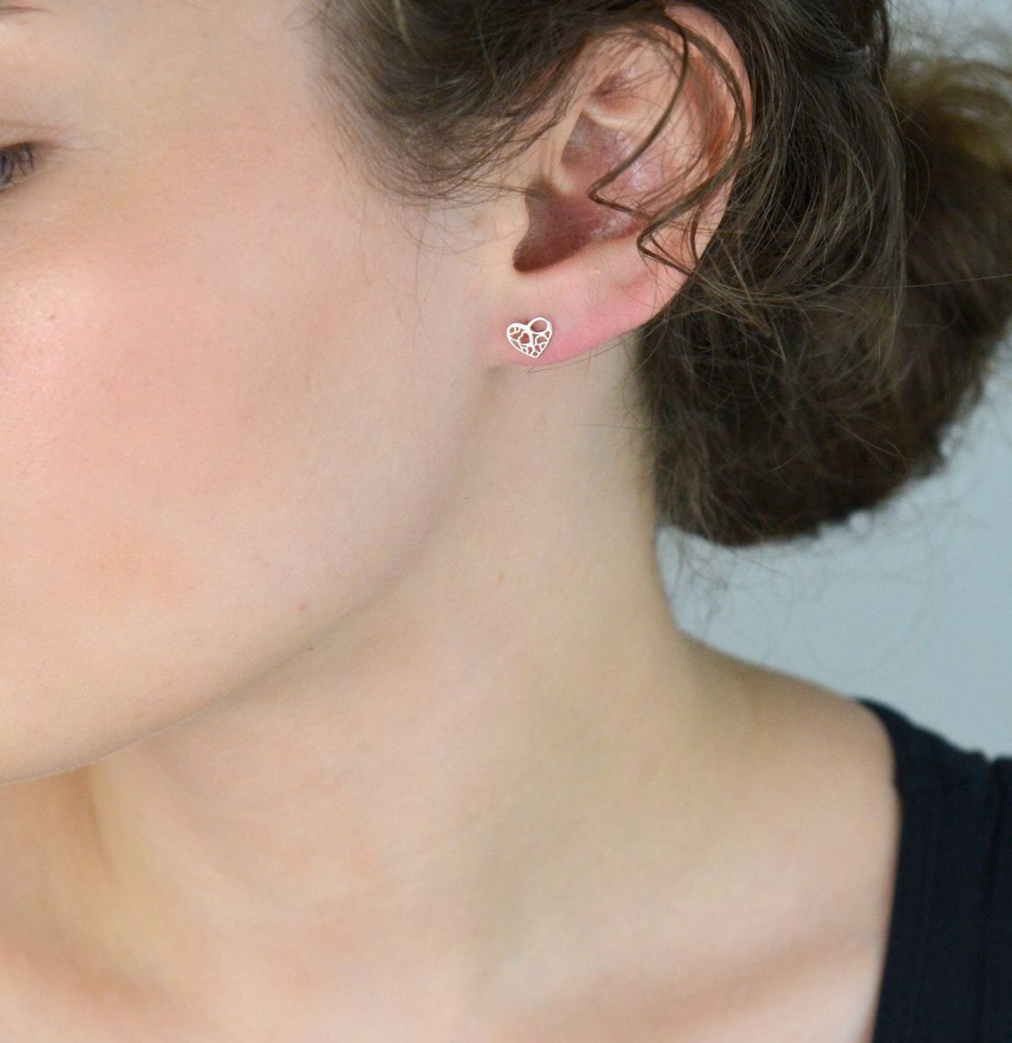 Delikatne kolczyki damskie wykonane ze srebra próby 925 w kształcie ażurowych serduszek. Zapięcie na sztyft, wielkość 7 mm, waga 0,60 g. Model DIA-KLC-10768-925.1.jpg