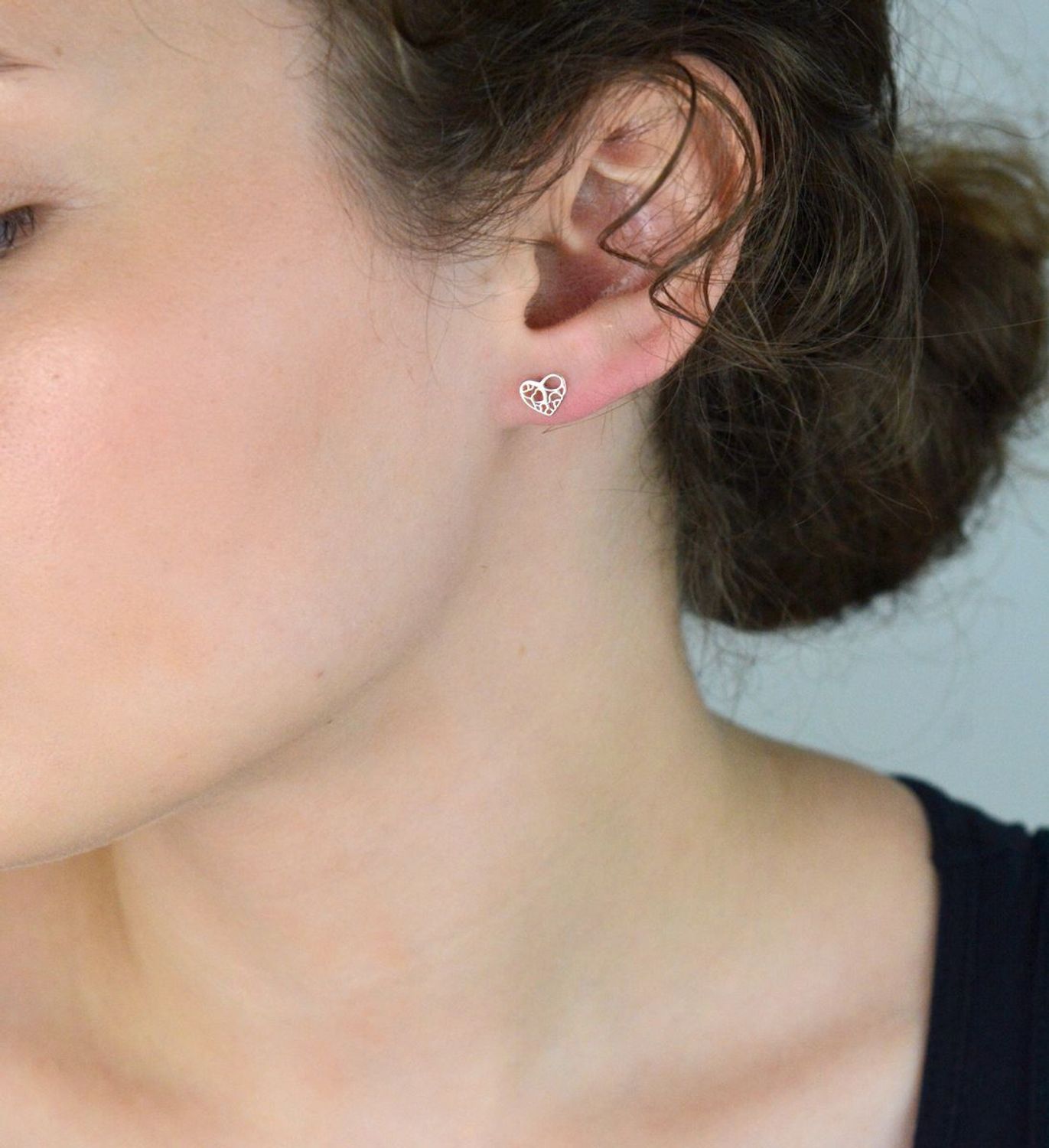 Delikatne kolczyki damskie wykonane ze srebra próby 925 w kształcie ażurowych serduszek. Zapięcie na sztyft, wielkość 7 mm, waga 0,60 g. Model DIA-KLC-10768-925.1.jpg