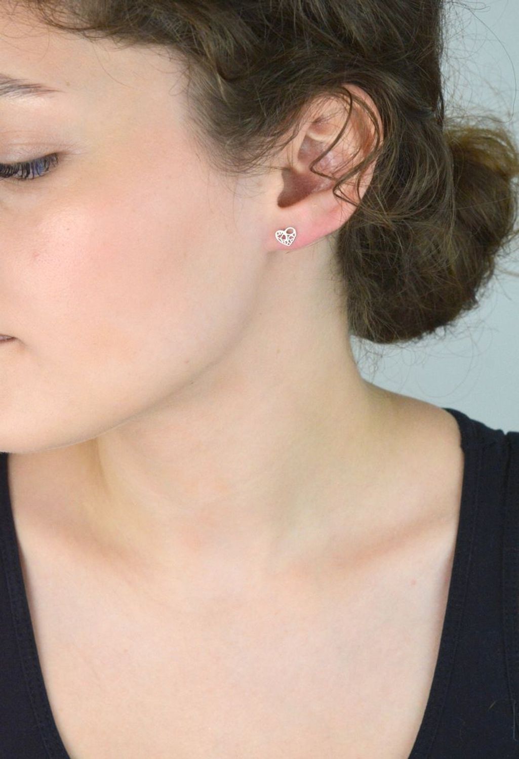 Delikatne kolczyki damskie wykonane ze srebra próby 925 w kształcie ażurowych serduszek. Zapięcie na sztyft, wielkość 7 mm, waga 0,60 g. Model DIA-KLC-10768-925.1.jpg