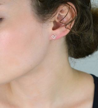 elikatne kolczyki damskie wykonane ze srebra próby 925 w kształcie ażurowych serduszek. Zapięcie na sztyft, wielkość 7 mm, waga 0,60 g. Model DIA-KLC-10768-925 (1).JPG