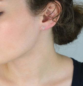 elikatne kolczyki damskie wykonane ze srebra próby 925 w kształcie ażurowych serduszek. Zapięcie na sztyft, wielkość 7 mm, waga 0,60 g. Model DIA-KLC-10768-925 (3).JPG