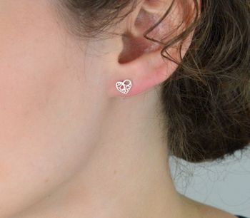 elikatne kolczyki damskie wykonane ze srebra próby 925 w kształcie ażurowych serduszek. Zapięcie na sztyft, wielkość 7 mm, waga 0,60 g. Model DIA-KLC-10768-925 (4).JPG