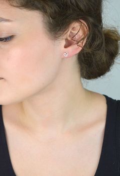 elikatne kolczyki damskie wykonane ze srebra próby 925 w kształcie ażurowych serduszek. Zapięcie na sztyft, wielkość 7 mm, waga 0,60 g. Model DIA-KLC-10768-925 (6).JPG