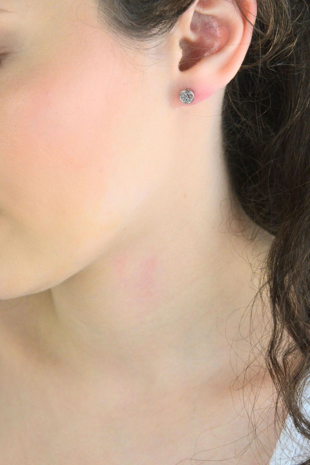 Delikatne kolczyki srebrne okrągłe ażurowe DIA-KLC-10772-925. Wykonane ze srebra próby 925, średnica 6 mm, zapięcie na sztyft, waga 0,70 g. Stylowy i lekki dodatek do każdej stylizacji.1.jpg