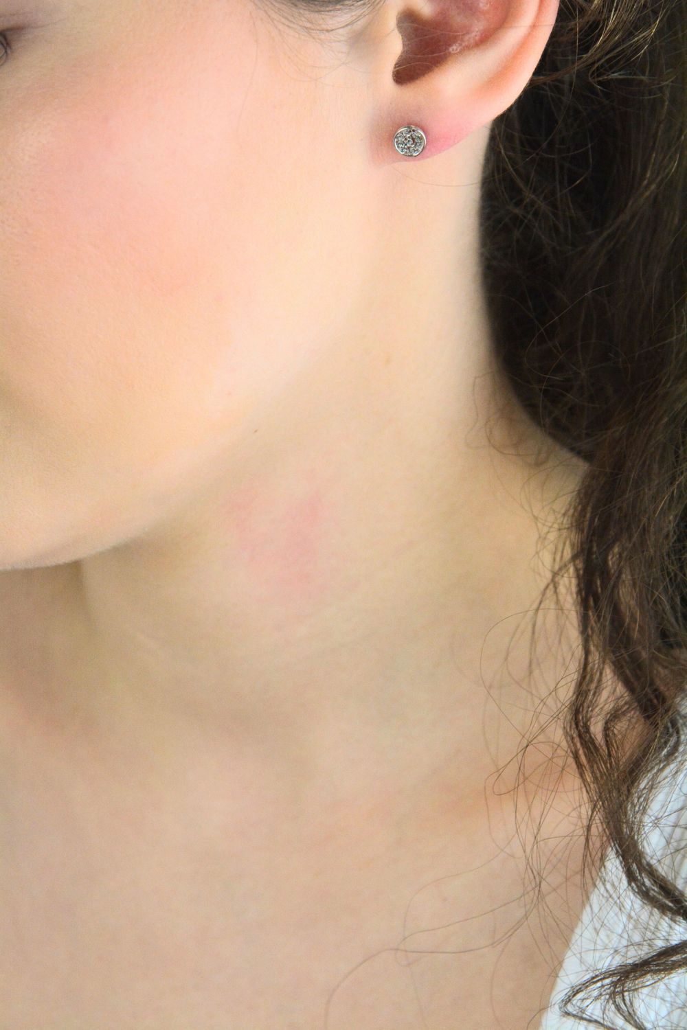 Delikatne kolczyki srebrne okrągłe ażurowe DIA-KLC-10772-925. Wykonane ze srebra próby 925, średnica 6 mm, zapięcie na sztyft, waga 0,70 g. Stylowy i lekki dodatek do każdej stylizacji.1.jpg