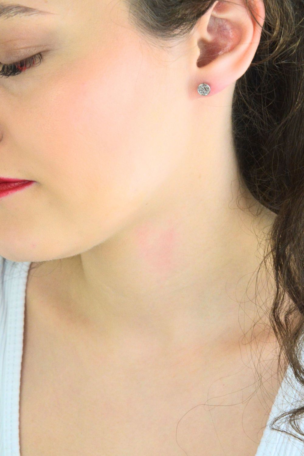 Delikatne kolczyki srebrne okrągłe ażurowe DIA-KLC-10772-925. Wykonane ze srebra próby 925, średnica 6 mm, zapięcie na sztyft, waga 0,70 g. Stylowy i lekki dodatek do każdej stylizacji.1.jpg