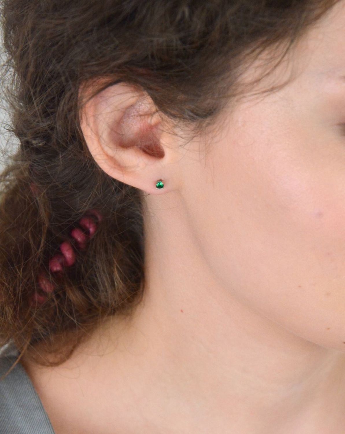 Malutkie kolczyki srebrne 925 z zieloną cyrkonią 3 mm, model DIA-KLC-10773-925, waga 0,60 g. Subtelny i elegancki dodatek na co dzień i na prezent.1.jpg